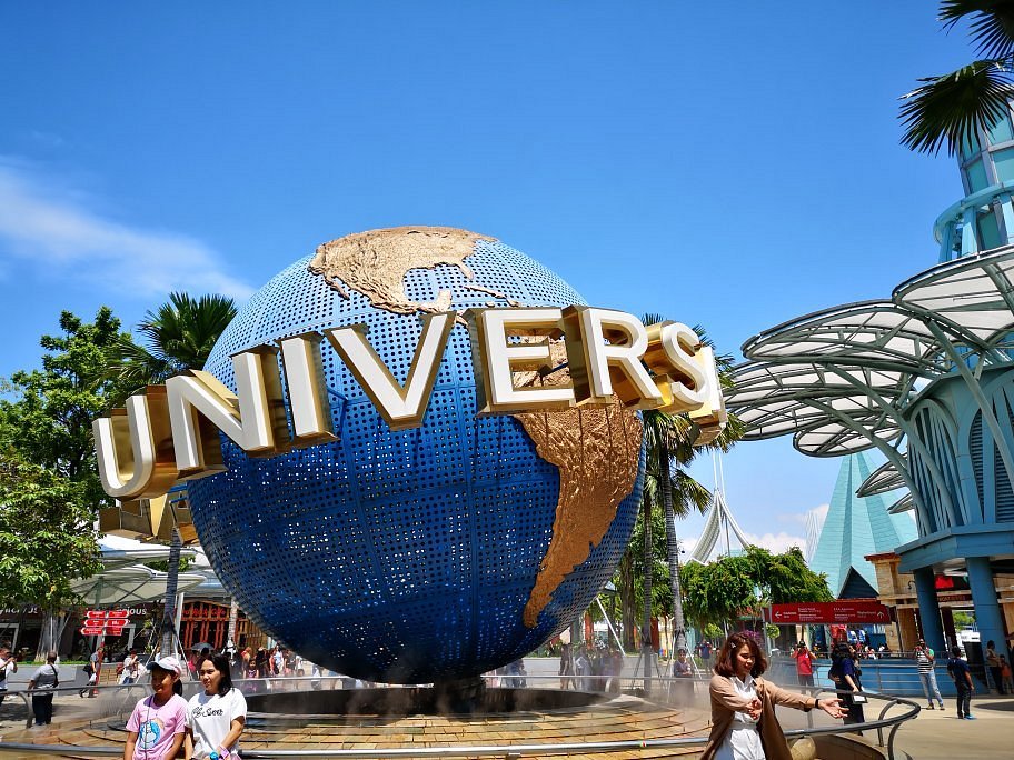 Chụp hình với biểu tượng công viên giải trí Universal Studios